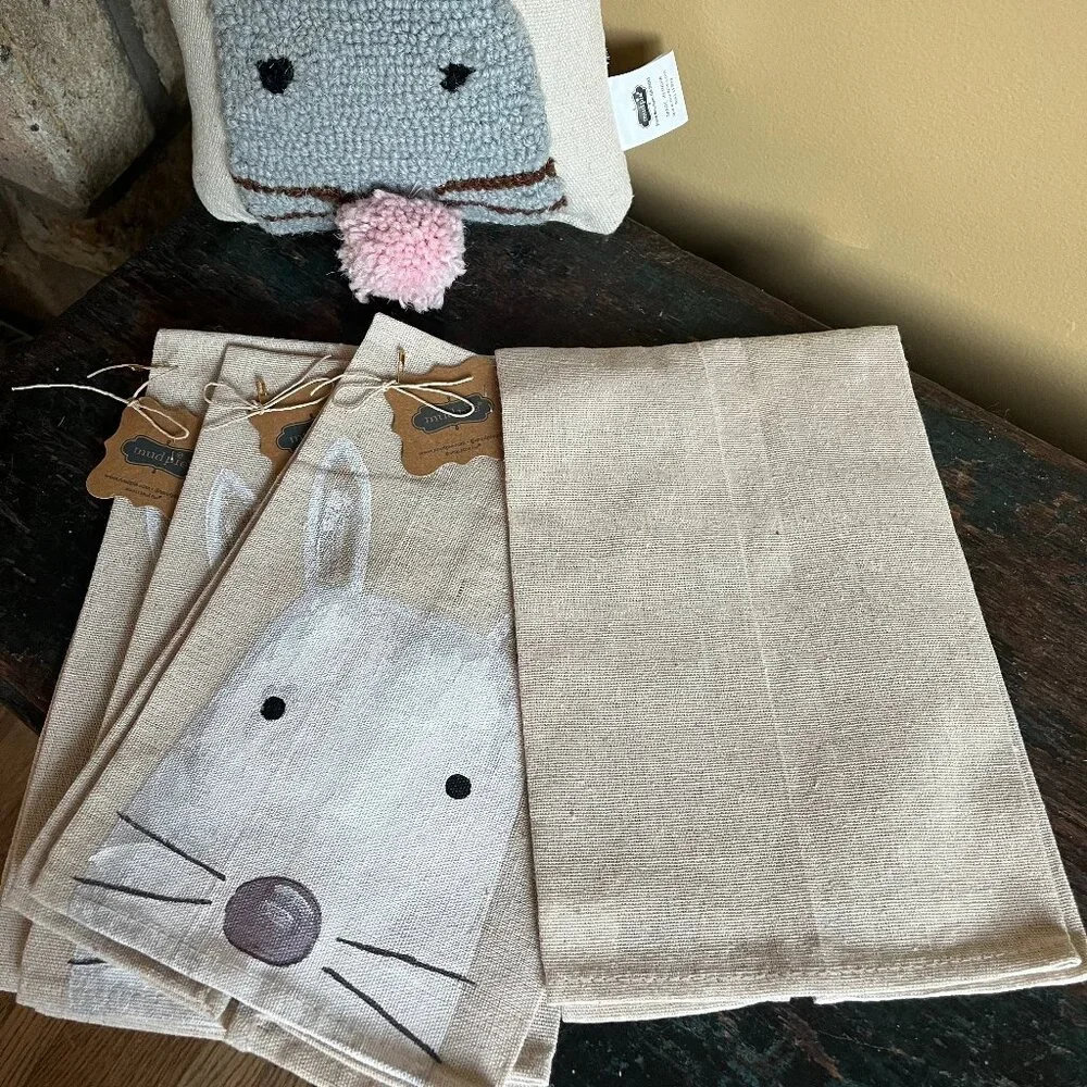 NWT  MUD PIE Painted Bunny Hand Towels Set of 2